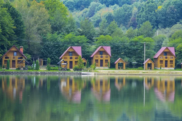 Lac dans les montagnes pour les loisirs et la pêche — Photo