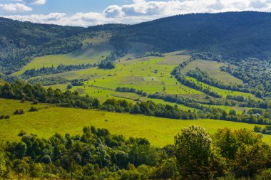 Yılan gibi dağ yollarında ve dağ vadilerinde Ukrayna