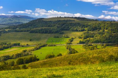 Yılan gibi dağ yollarında ve dağ vadilerinde Ukrayna