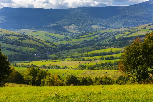 Die Serpentinen Bergstraßen und Gebirgstäler in der Ukraine — Stockfoto