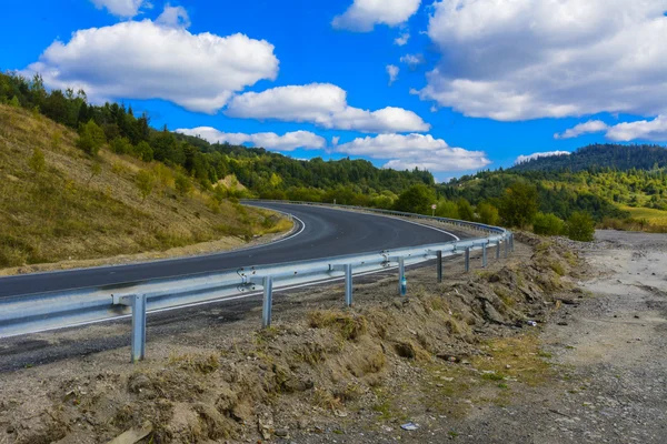 Las serpentinas carreteras de montaña y valles de montaña en Ucrania —  Fotos de Stock