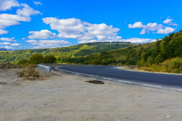 蛇紋岩の山の道とウクライナの山間の谷 — ストック写真