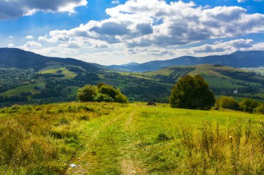 Yılan gibi dağ yollarında ve dağ vadilerinde Ukrayna