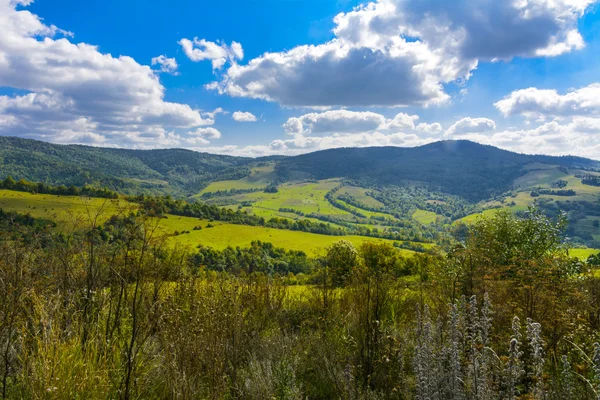 Серпантинные горные дороги и горные долины Украины — стоковое фото