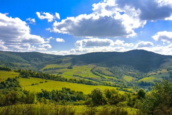 Die Serpentinen Bergstraßen und Gebirgstäler in der Ukraine — Stockfoto