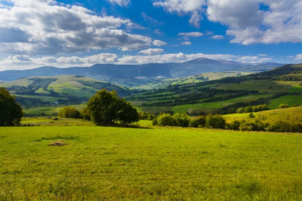 Серпантинные горные дороги и горные долины Украины — стоковое фото