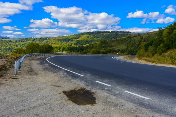 As estradas serpentinas da montanha e vales de montanha na Ucrânia — Fotografia de Stock