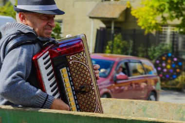 Köyde kostümlü karnaval kutlamaları Batı Ukrayna