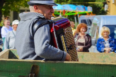 Köyde kostümlü karnaval kutlamaları Batı Ukrayna