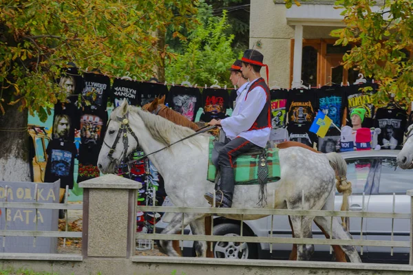 Celebración del carnaval disfrazado en el pueblo del oeste de Ucrania — Foto de Stock