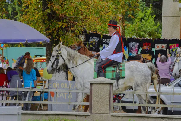 Kostýmovaných masopustní slavnosti v obci západní Ukrajiny — Stock fotografie