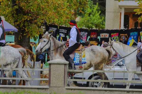Kostýmovaných masopustní slavnosti v obci západní Ukrajiny — Stock fotografie