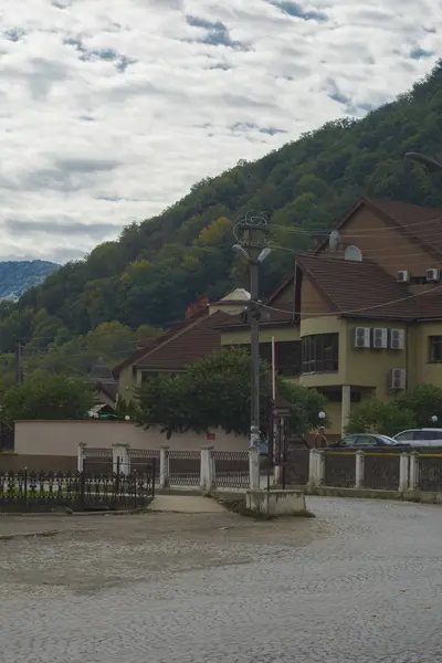 Hegyi úton. A táj, a mezők és a hegyekre — Stock Fotó