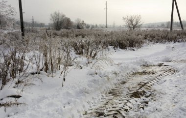 Sınıf öğrencisi temizlenmiş ilk kar düştü