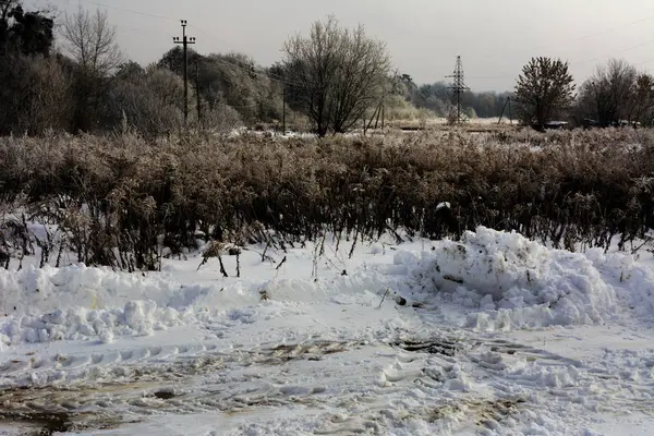 La première neige est tombée qui a nettoyé niveleuse — Photo