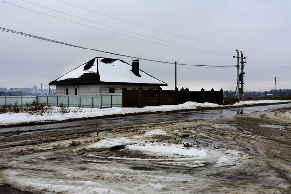 Ημιτελής κατοικία στέκεται στον δρόμο για το χειμώνα — Φωτογραφία Αρχείου