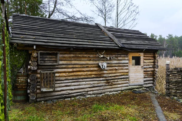 Privathaus aus Holz am Ufer des Sees gebaut — Stockfoto