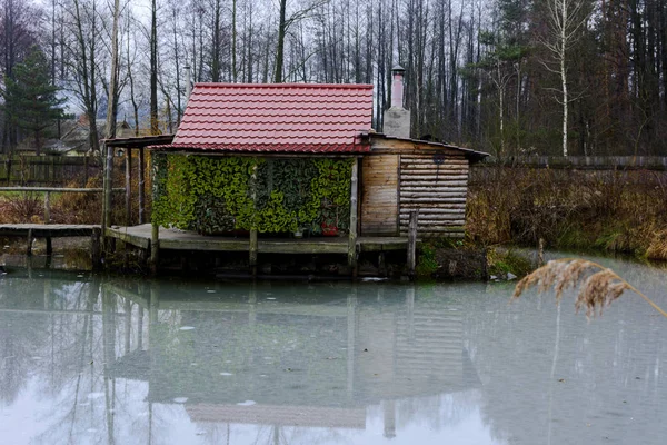 Дерев'яні приватний будинок, побудований на березі озера — стокове фото