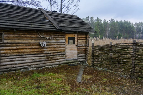 Casa particular de madeira construída na costa do lago — Fotografia de Stock
