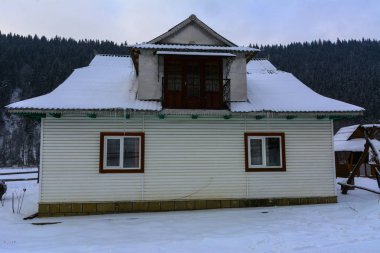 Kış dağlık bir bölgede bir özel ev tasarımı