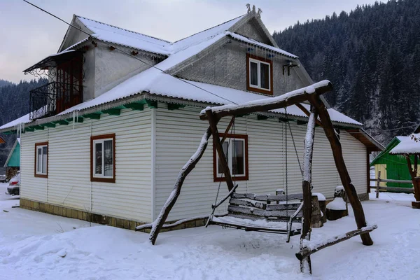 Design no quintal de uma casa privada no inverno — Fotografia de Stock