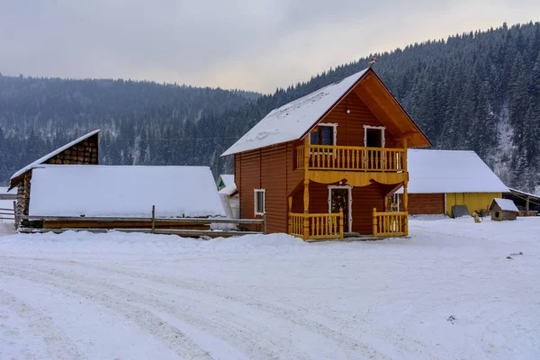 El diseño de una casa privada en una zona montañosa en invierno —  Fotos de Stock