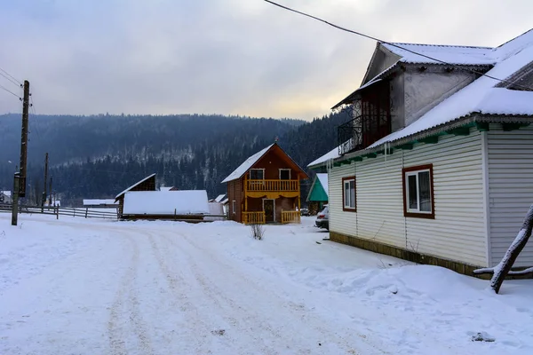 Die Gestaltung eines Privathauses in einer bergigen Gegend im Winter — Stockfoto