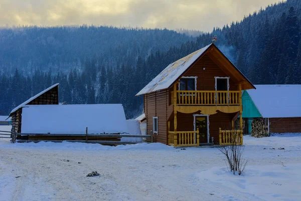 El diseño de una casa privada en una zona montañosa en invierno —  Fotos de Stock