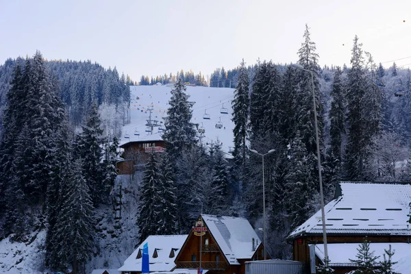 Esquí y recreación en las montañas en invierno — Foto de Stock