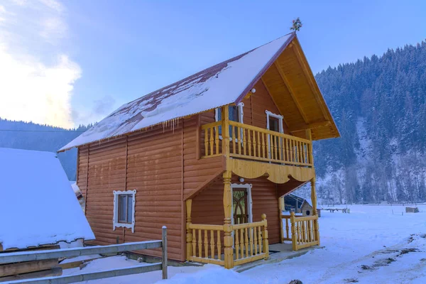O design de uma casa privada em uma área montanhosa no inverno — Fotografia de Stock