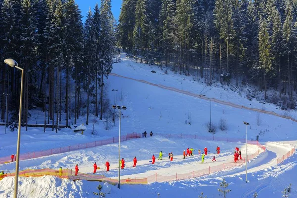 Skiën en recreatie in de bergen in de winter — Stockfoto