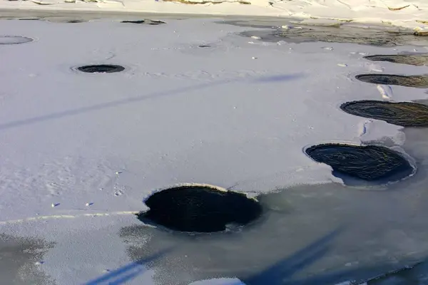 凍った湖の氷の上の暖かい水が冬季の氷で覆われています。 — ストック写真