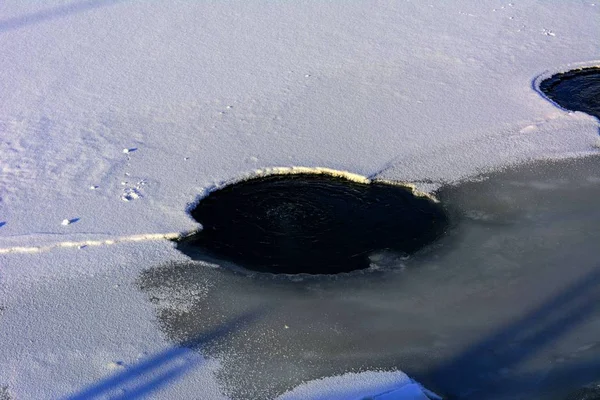 Água quente no gelo de um lago congelado coberto com gelo em winte — Fotografia de Stock