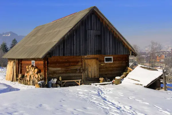O design de uma casa privada em uma área montanhosa no inverno — Fotografia de Stock