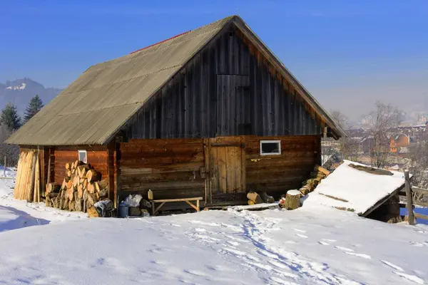 El diseño de una casa privada en una zona montañosa en invierno —  Fotos de Stock