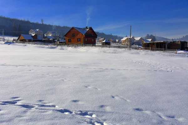 El diseño de una casa privada en una zona montañosa en invierno —  Fotos de Stock
