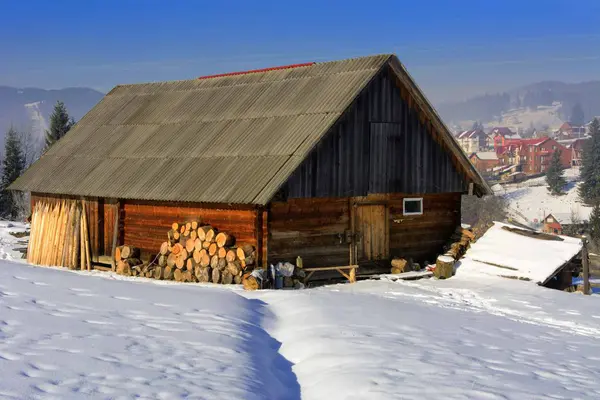 El diseño de una casa privada en una zona montañosa en invierno —  Fotos de Stock