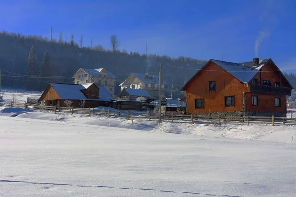 Het ontwerp van een privé-huis in een bergachtig gebied in de winter — Stockfoto