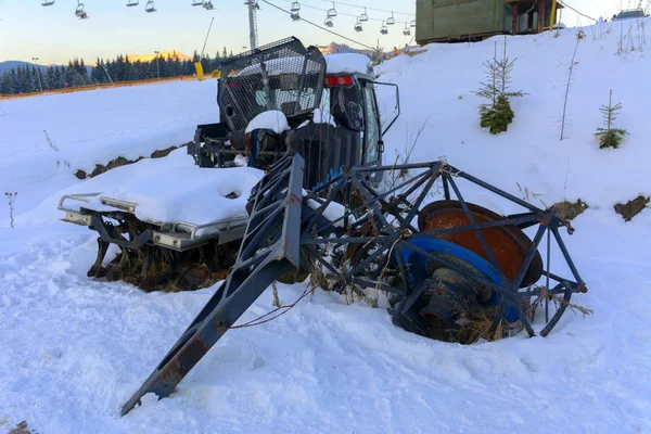 겨울에는 눈에 버려진 오래 된 녹슨 기계 — 스톡 사진