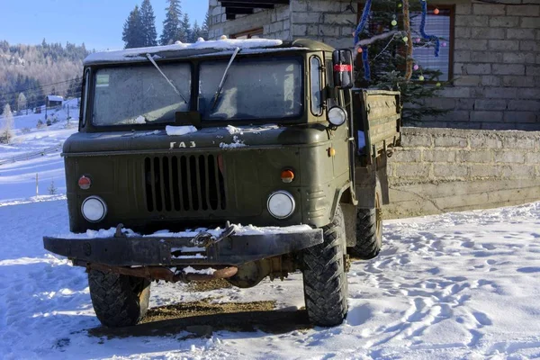 Vecchie macchine arrugginite abbandonate nella neve in inverno — Foto Stock