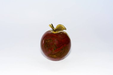 Oniks taş beyaz zemin üzerine yapılan elma