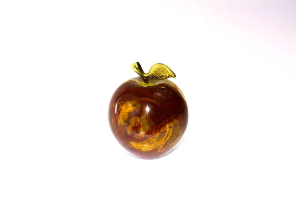 Яблоко из камня оникса на белом фоне — стоковое фото