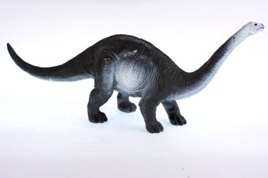 Çocuk oyuncakları ve figürler beyaz bir arka plan üzerinde