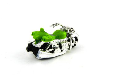 Çocuk oyuncakları ve figürler beyaz bir arka plan üzerinde