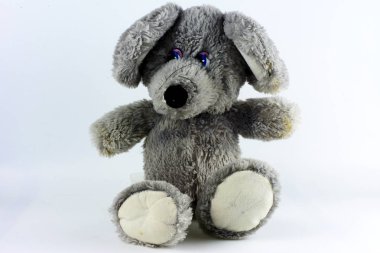 Beyaz bir arka plan üzerinde yumuşak ve peluş oyuncaklar