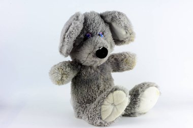 Beyaz bir arka plan üzerinde yumuşak ve peluş oyuncaklar