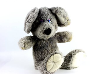 Beyaz bir arka plan üzerinde yumuşak ve peluş oyuncaklar