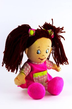 Beyaz bir arka plan üzerinde yumuşak ve peluş oyuncaklar