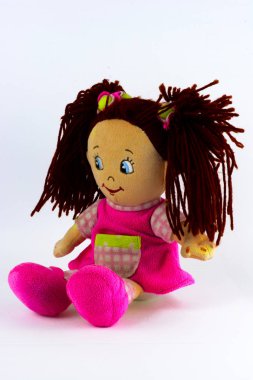 Beyaz bir arka plan üzerinde yumuşak ve peluş oyuncaklar