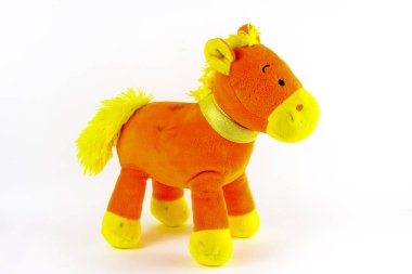 Beyaz bir arka plan üzerinde yumuşak ve peluş oyuncaklar